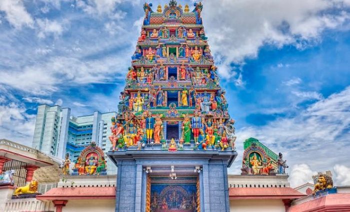 Khuôn viên đền thờ rộng lớn và nhiều màu sắc 