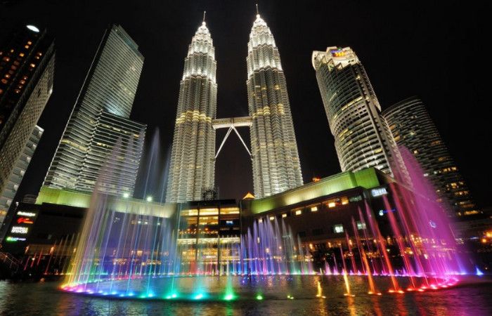 Tháp đôi Petronas lung linh vào đêm. 