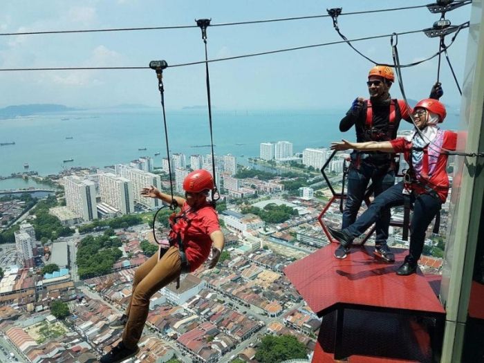 Du lịch Penang 2 ngày - Du khách trải nghiệm cảm giác mạnh khi đu dây zipline từ trên cao. 