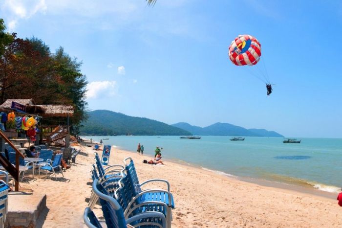 Du lịch Penang 2 ngày - Vui chơi tại bãi biển trong xanh, cát trắng. 