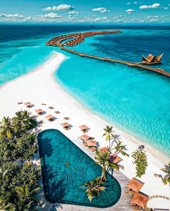Maldives có gì đẹp -Du khách thả mình trong hồ bơi tại khu nghỉ dưỡng