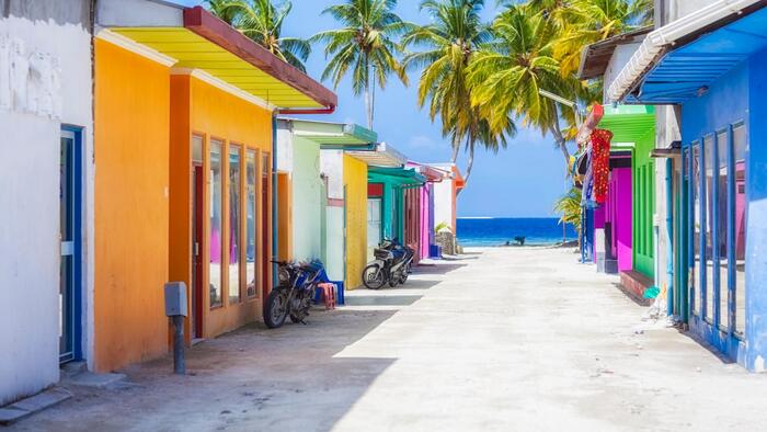 Maldives có gì đẹp - Những ngôi nhà được sơn màu nổi bật trên đảo Maafushi. 