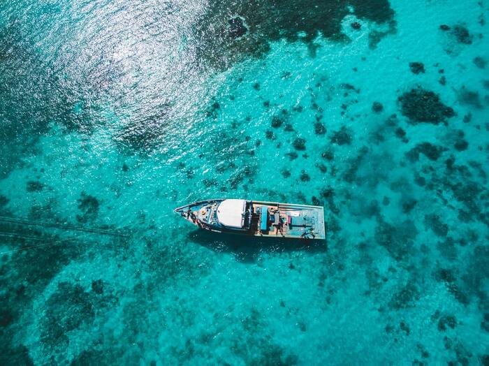 Maldives có gì đẹp - Hòn đảo Maradhoo với nước biển xanh ngắt.