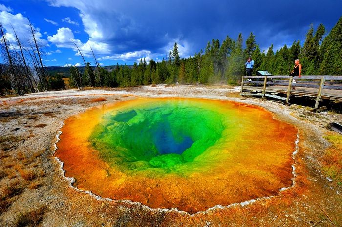 Trải nghiệm dòng suối nước nóng độc đáo ở công viên Yellowstone.