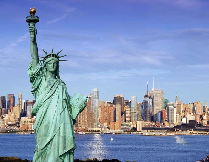 Địa điểm du lịch mỹ - Bức tượng Nữ Thần Tự Do được đặt ở trên đảo Liberty nằm trên cản New York
