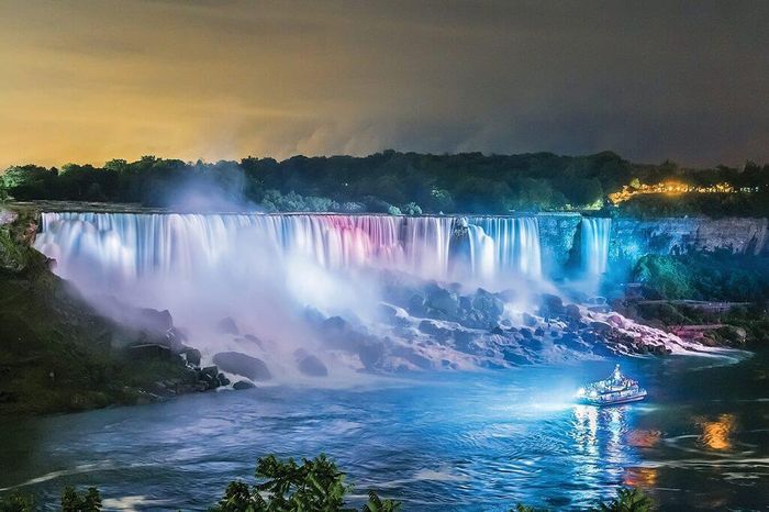 Được chiêm ngưỡng cảnh thác Niagara hùng vĩ là điều nhiều du khách thích thú.