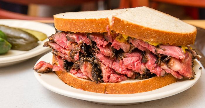  Ăn gì ở new york - Chiếc Pastrami on rye kẹp thịt bò vô cùng hấp dẫn