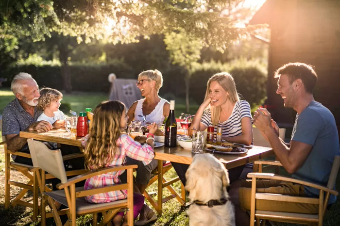 Phong tục tập quán của người Mỹ - Người Mỹ có thói quen cùng ăn uống cuối tuần với gia đình nhiều thế hệ
