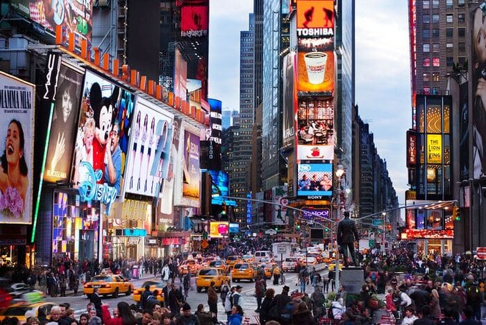 Quảng trường Times Square - Quảng trường đóng vai trò là giao lộ của toàn thế giới.
