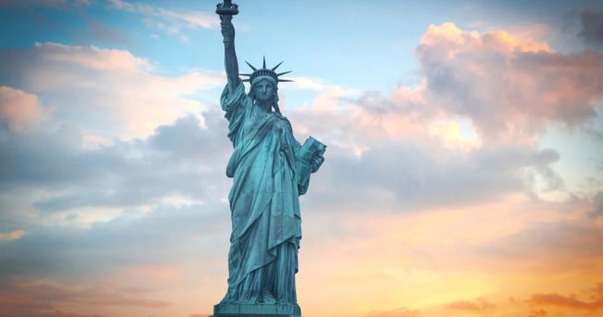 Tượng đài Nữ Thần Tự Do - Bức tượng là sự tượng trưng cho tự do, hòa bình của toàn nhân loại. 