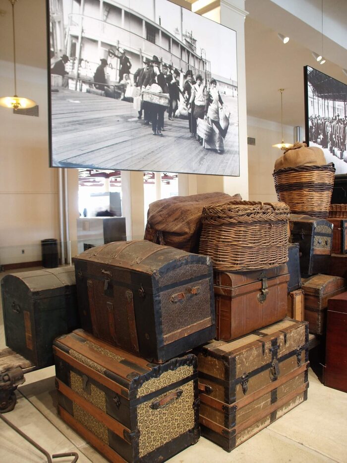 Đảo Ellis - Các vật dụng chứa đồ đạc của người nhập cư vẫn còn lưu giữ khá nguyên vẹn tại bảo tàng.