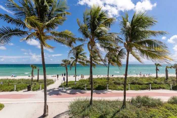 Bãi biển Miami - Lối đi ngăn cách giữa biển và bãi cỏ