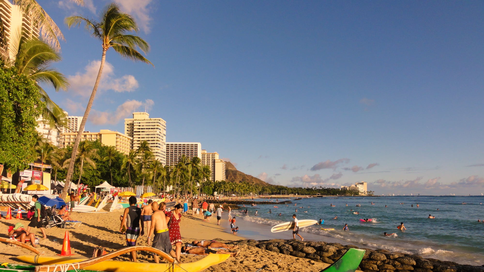 Bãi biển Hawaii - Du khách đang tắm nắng ở Waikiki.