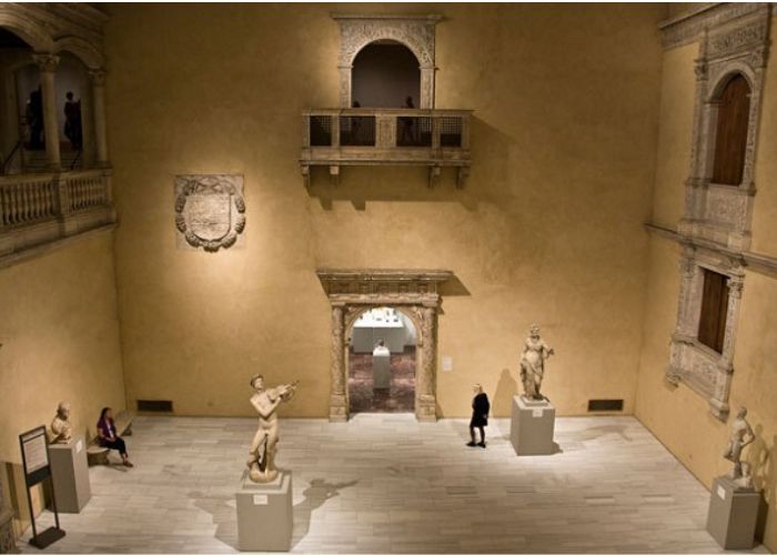 Bảo tàng nghệ thuật metropolitan - Tầng một viện bảo tàng là phòng triển lãm nghệ thuật sơ khai. 