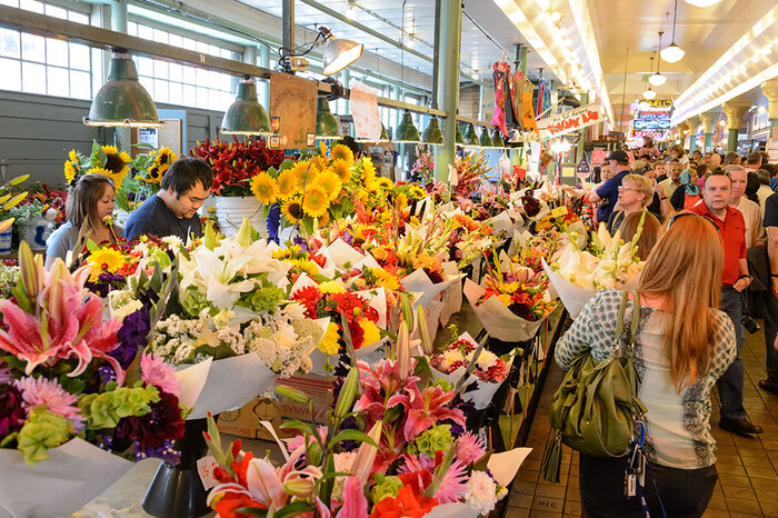 Chợ Pike Place - Chợ nổi tiếng với những cửa hàng bán hoa tươi rực rỡ