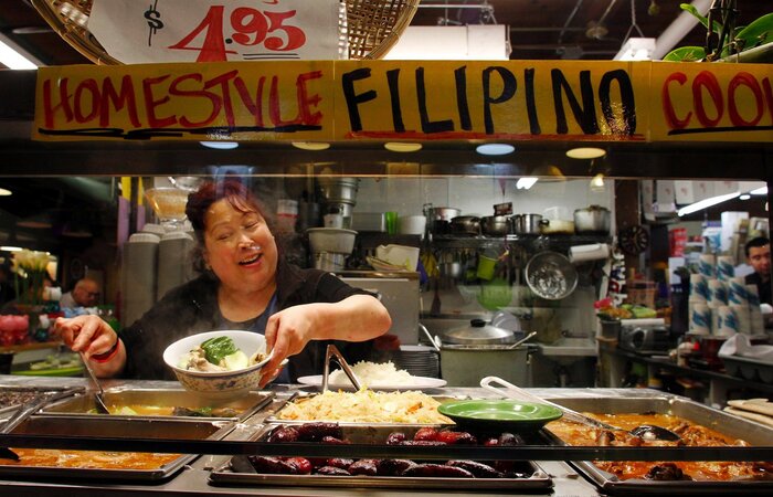 Chợ Pike Place - Oriental Market bán nhiều món ăn Philippines ngon miệng