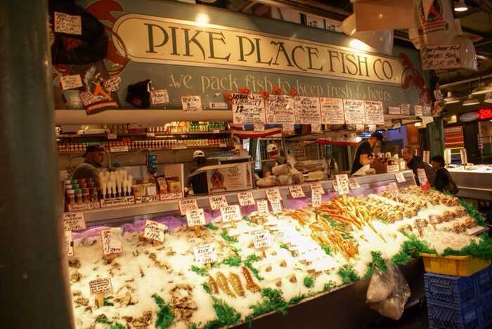 Chợ Pike Place - BMột gian hàng bán hải sản tươi ướp lạnh