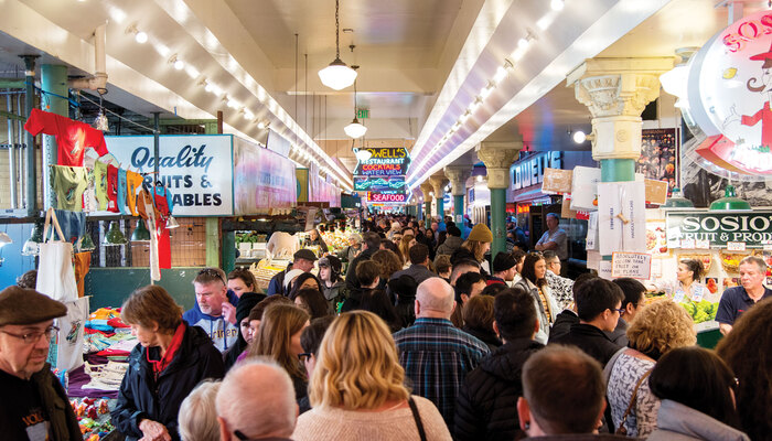 Chợ Pike Place - Chợ Pike Place luôn thu hút nhiều người dân tham quan bằng các tour đi bộ khám phá miễn phí.