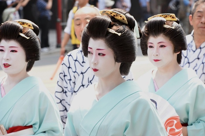 Kinh nghiệm du lịch Nhật Bản tháng 6 -Cuộc diễu hành với những Geisha