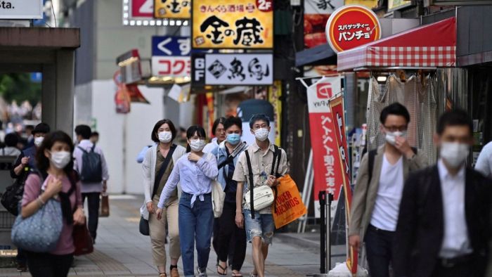 Kinh nghiệm du lịch Nhật Bản tháng 5 -Bạn hãy đeo khẩu trang để tránh bụi và tránh lây nhiễm dịch bệnh