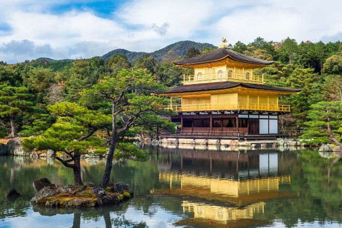 Kinh nghiệm du lịch Nhật Bản tháng 5 - Đền Kinkakuji tọa lạc tại nơi sơn thủy hữu tình