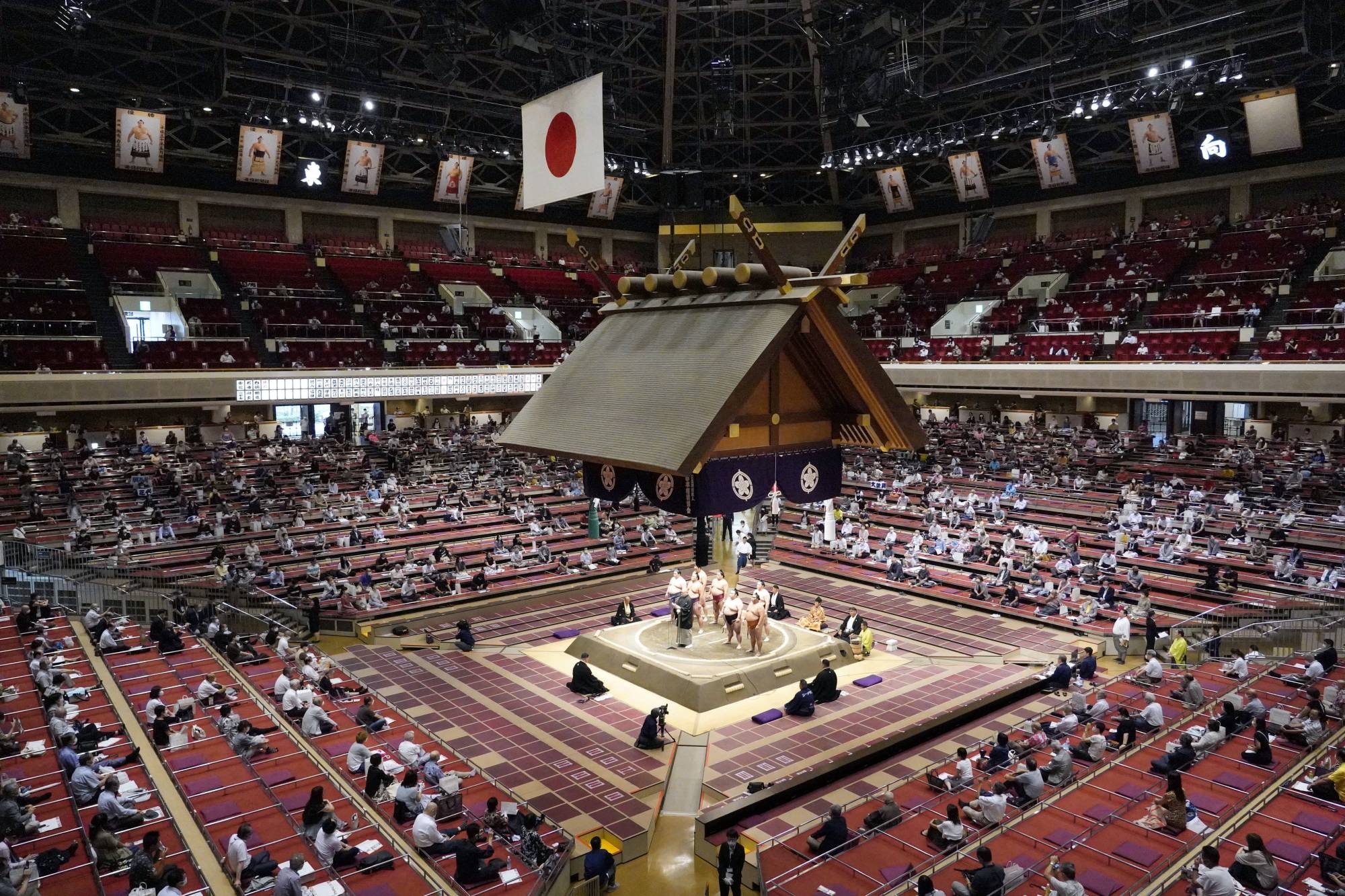 Nhà thi đấu Sumo quốc gia Tokyo - Ryogoku Kokugikan là một trong những địa điểm nổi tiếng tại Tokyo