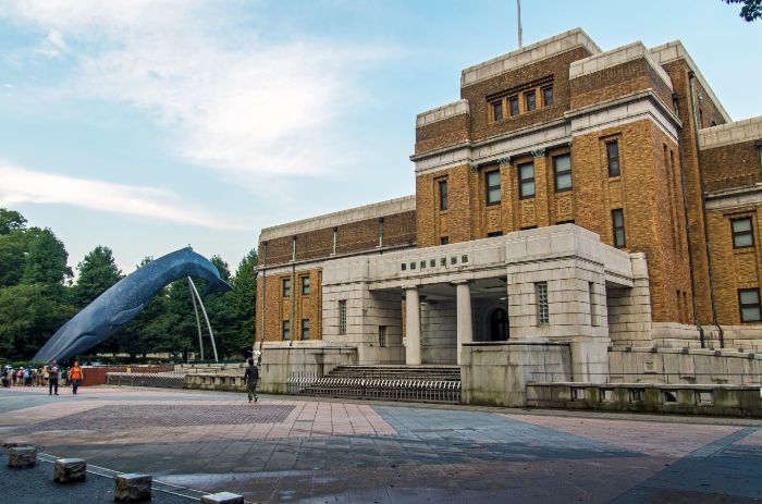 Công viên Ueno - Bảo tàng Khoa học và Tự nhiên Quốc gia khá lớn, trưng bày các hiện vật liên quan đến công nghệ thời Thiên hoàng Minh Trị