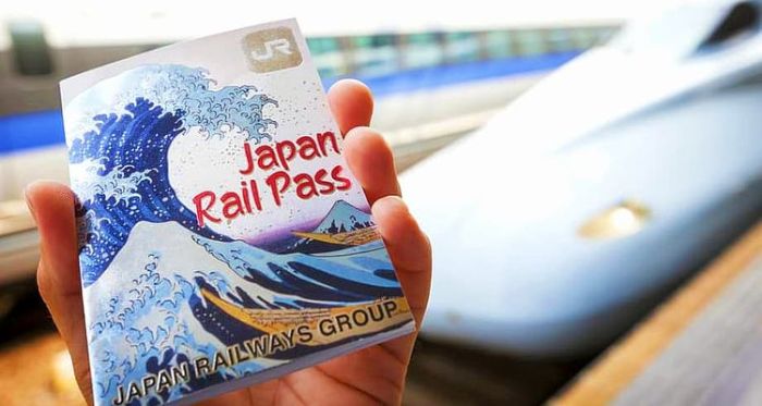 Du lịch Nhật Bản mùa nào đẹp - Loại vé Japan Rail Pass giúp du khách tiết kiệm chi phí di chuyển tàu cao tốc