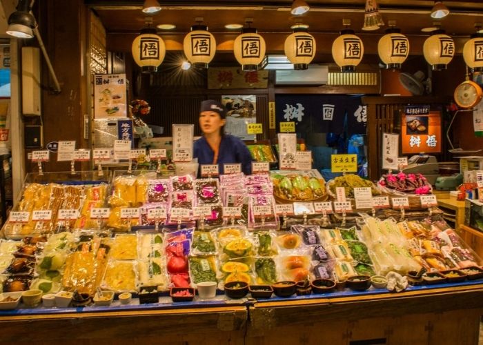 Du lịch Kyoto mua sắm tại chợ Nishiki