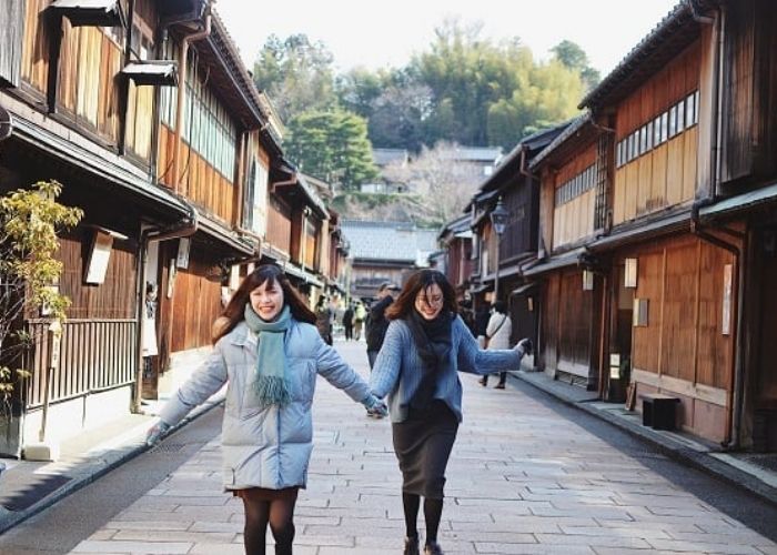 Kinh nghiệm du lịch Nhật Bản tháng 3 - Du khách tung tăng nô đùa, tranh thủ chụp ảnh trước khi về nước