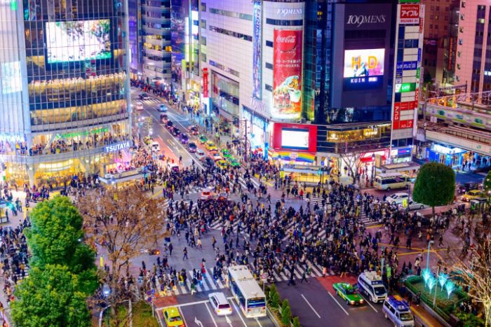 Kinh nghiệm du lịch nhật bản tháng 8 - Con phố Shibuya với dòng người qua lại tấp nập tại mọi thời điểm trong ngày