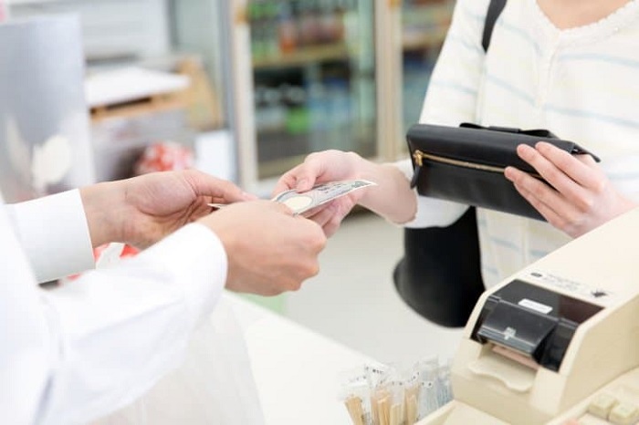Tiền mặt là phương thức thanh toán tiện lợi và được chấp nhận ở mọi nơi - kinh nghiệm shopping ở Nhật