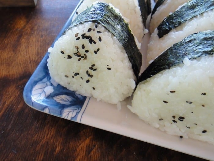 Cơm nắm onigiri, món ăn tiện lợi cho các bữa ăn nhẹ - món ngon Nhật Bản