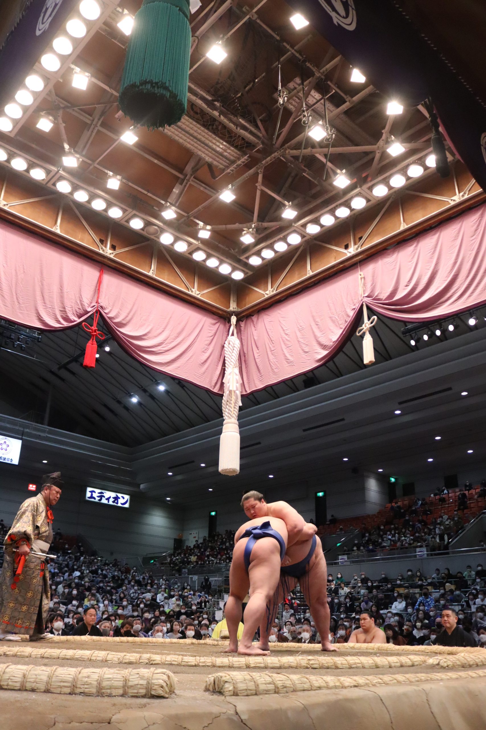 Trận đấu Sumo tại Nhà thi đấu Sumo quốc gia Tokyo - Ryogoku Kokugikan - một trong những địa điểm nổi tiếng tại Tokyo