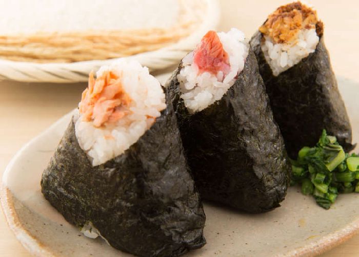Cơm nắm Onigiri là món ăn đơn giản nhưng hấp dẫn nếu bạn chưa biết ăn gì ở Kyoto