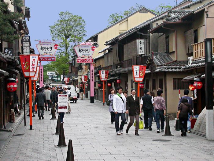 Dạo quanh con phố chính Hanamikoji đi qua trung tâm phố cổ Gion