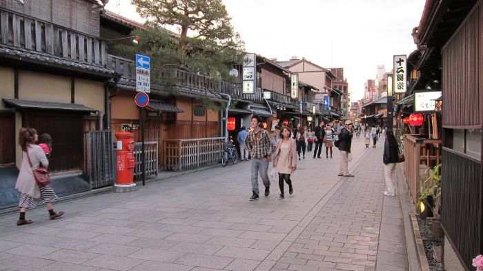 Góc phố cuối đường Hanami-koji ở Kyoto