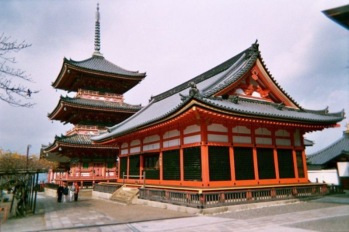 Điều đặc biệt khiến Kiyomizu Dera đón nhiều du khách tới là ở nét kiến trúc độc lạ