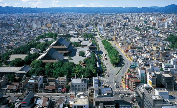 Từ tháp Kyoto ngắm nhìn các đền thờ ở Kyoto ở đằng xa vào ngày quang đãng