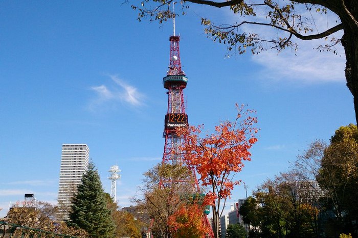 Công viên Odori -Ảnh toàn cảnh Sapporo TV Tower.