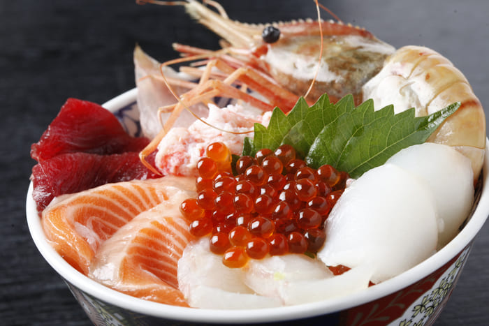 Đặc sản hokkaido - Hải sản Kaisendon được bày trí trên bát to