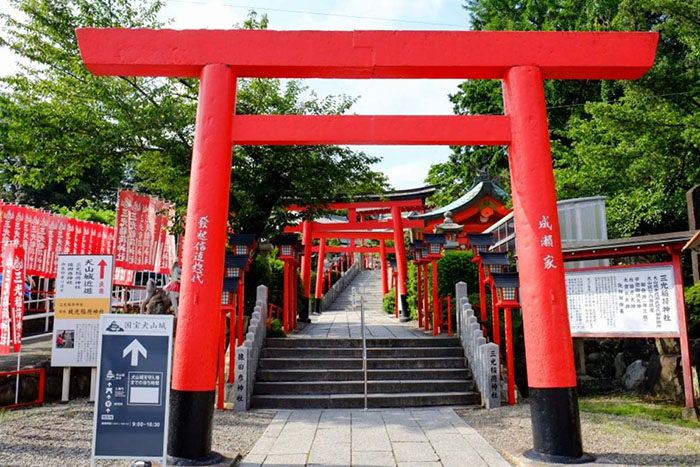 Lâu đài Inuyama - Dãy cổng Torii đỏ được nhiều du khách lựa chọn check-in.