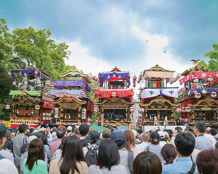 Lâu đài Inuyama - Những chiếc xe ngựa 3 tầng diễu hành trong lễ hội