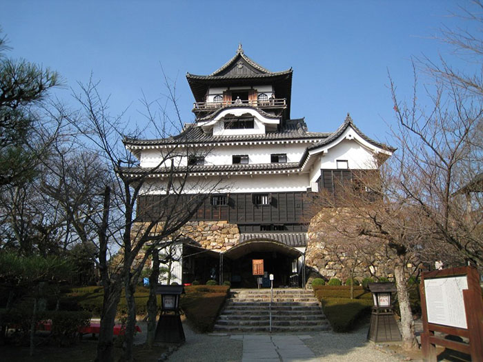 Lâu đài Inuyama - So với các lâu đài cổ khác, Inuyama có diện tích khiêm tốn hơn