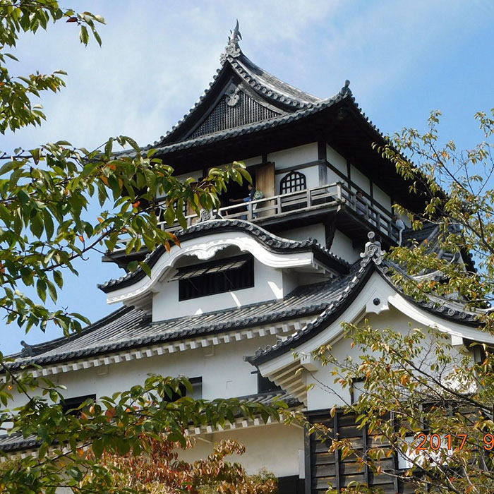Lâu đài Inuyama - Tầng 4 là 1 phòng lớn có đài quan sát xung quanh