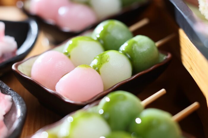 Món ăn đường phố Nhật Bản - Dango với nhân đậu xanh và trà xanh