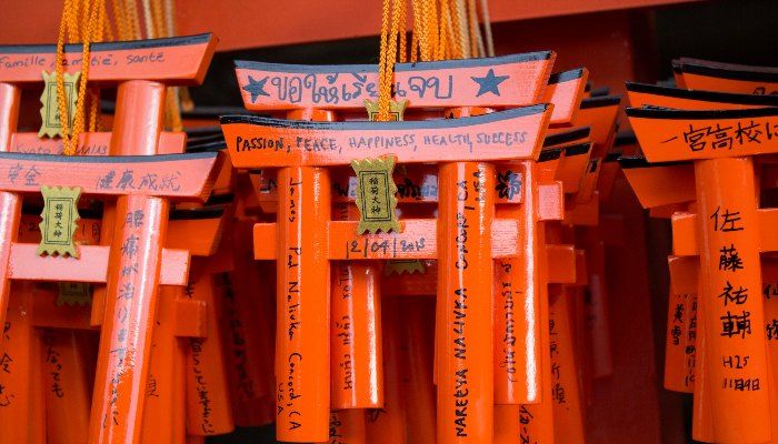 Chiếc cổng gỗ của ngôi đền Fusshimi Inari là món quà lưu 