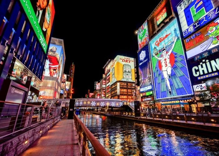 Khu phố Dotonbori nằm dọc hai bên bờ sông