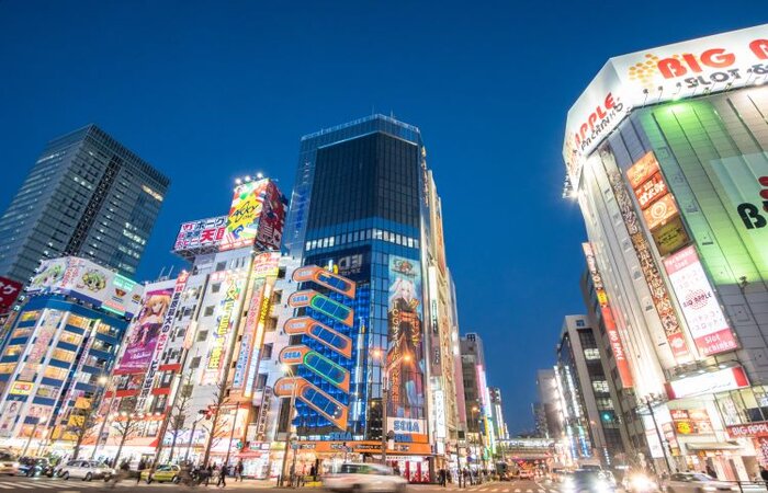 Phố điện tử Akihabara - Khu phố Akihabara lúc nào cũng đông đúc và nhộn nhịp thu hút được rất nhiều du khách đến tham quan