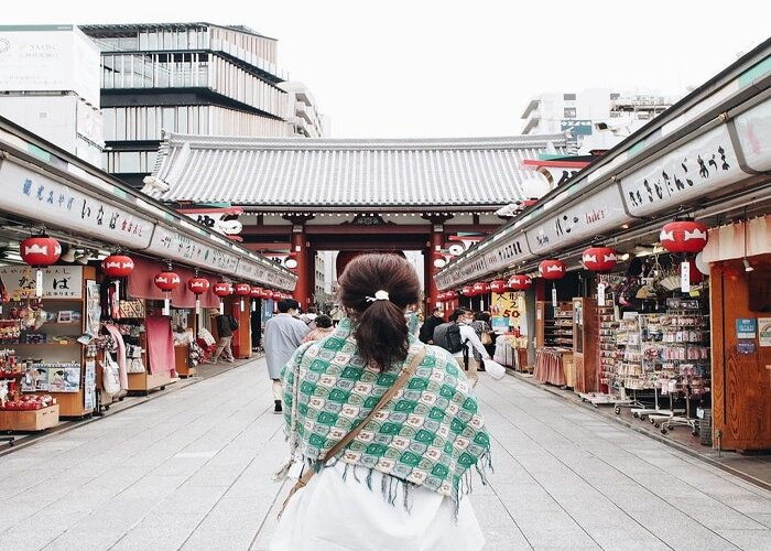 Chùa Asakusa Kannon - Ở đây bán những đồ lưu niệm truyền thống và các quầy thức ăn đặc trưng của địa phương Asakusa